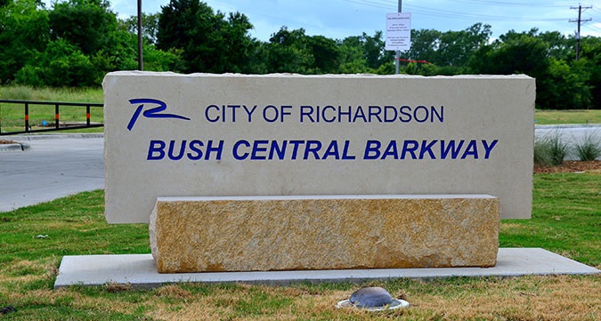 photo of Bush Central Barkway sign with link to Robin Mallon photo gallery